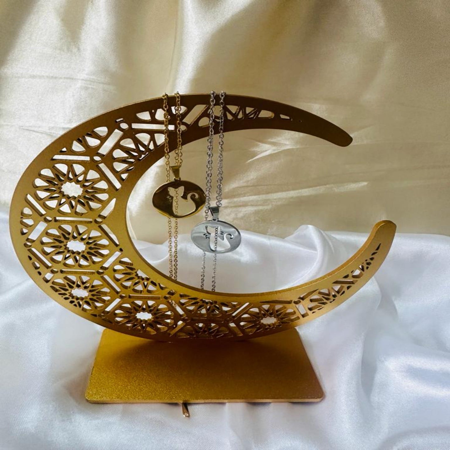 Elegant cat silhouette stainless steel necklace with circular pendant in gold and silver finish