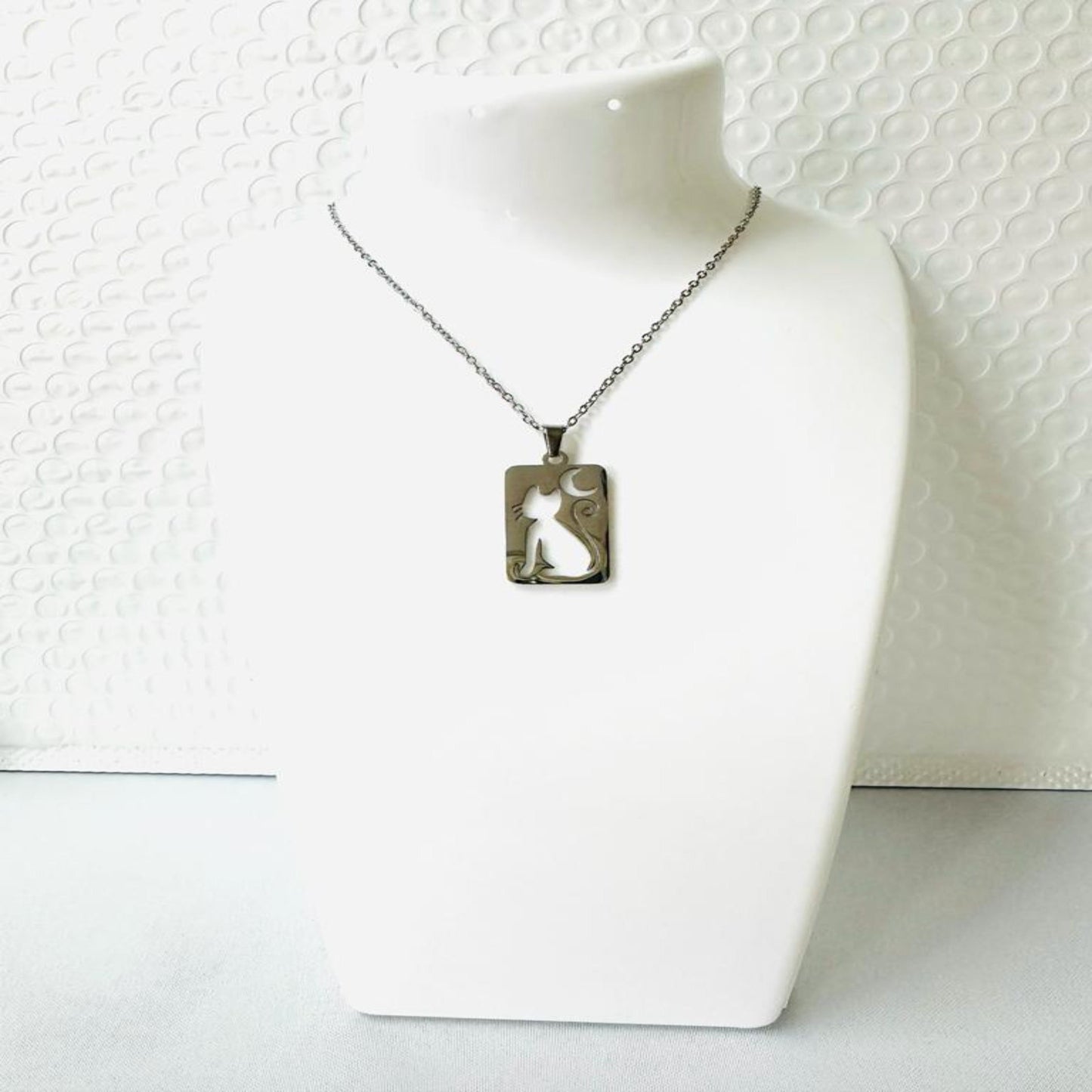 Elegant cat necklace in gold and silver stainless steel, waterproof and tarnish resistant