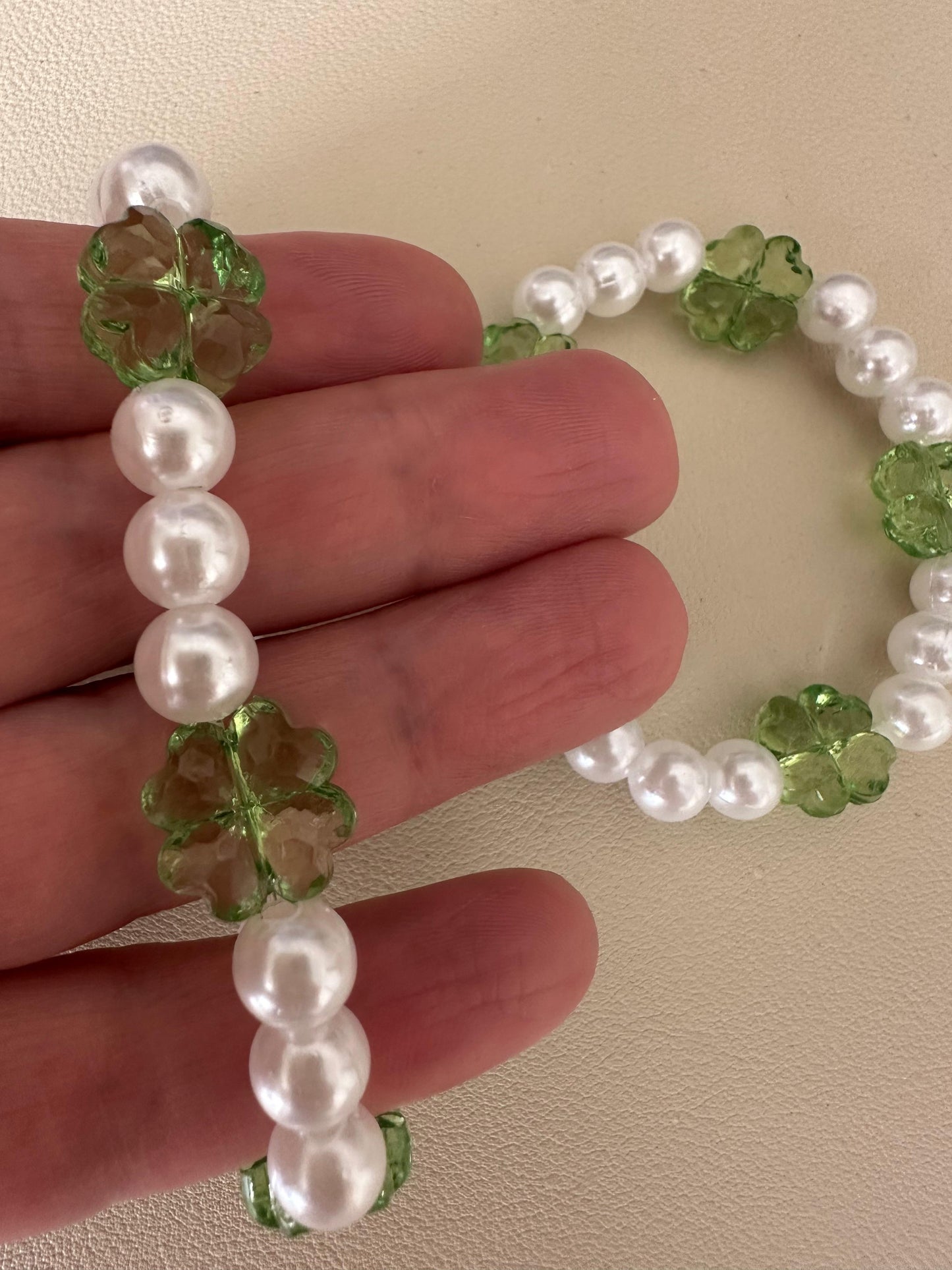 CLOVER PEARL stretch bracelet with white faux pearls and green clover glass beads on elastic band
