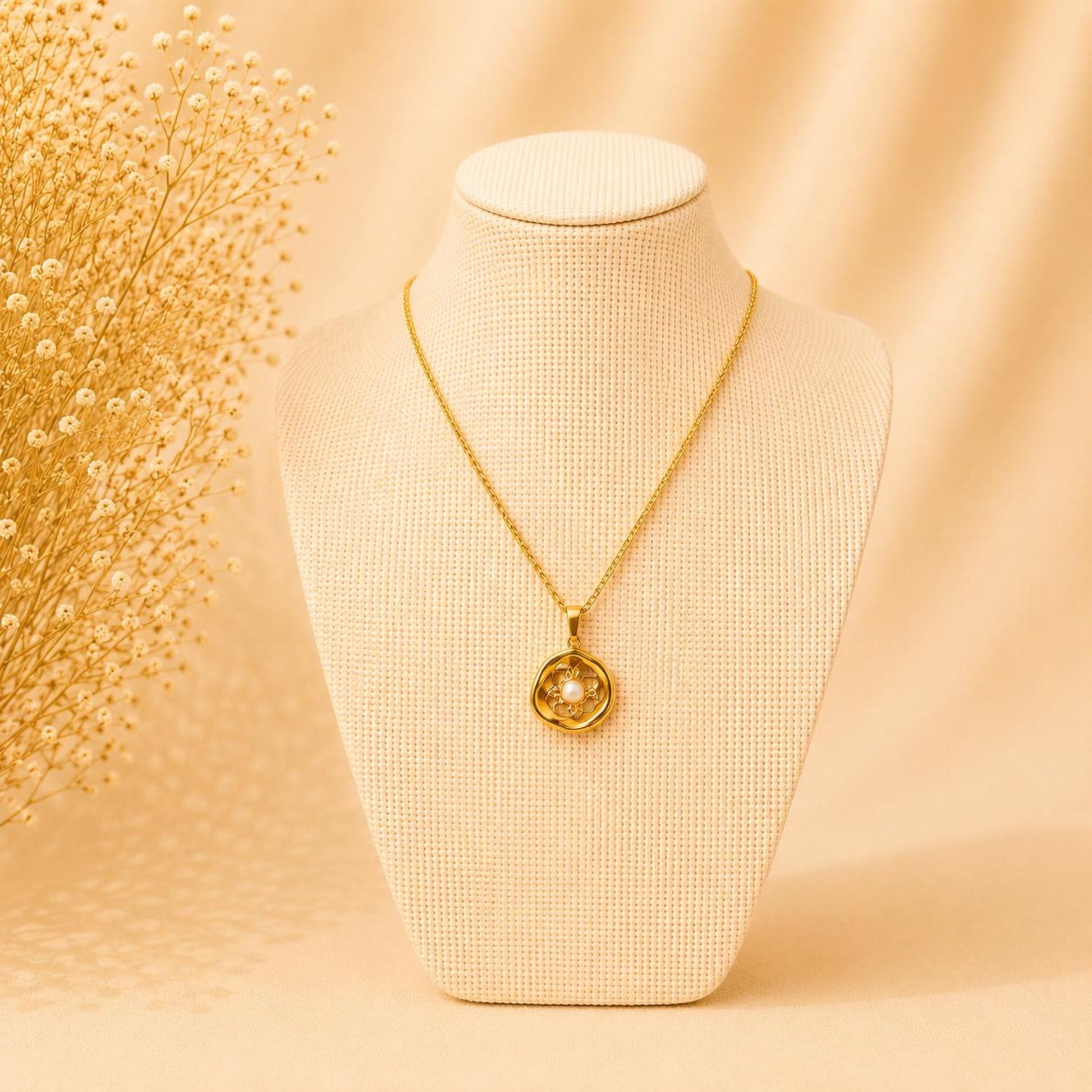 FERNANDA 18K gold plated necklace with adjustable chain and gold pendant