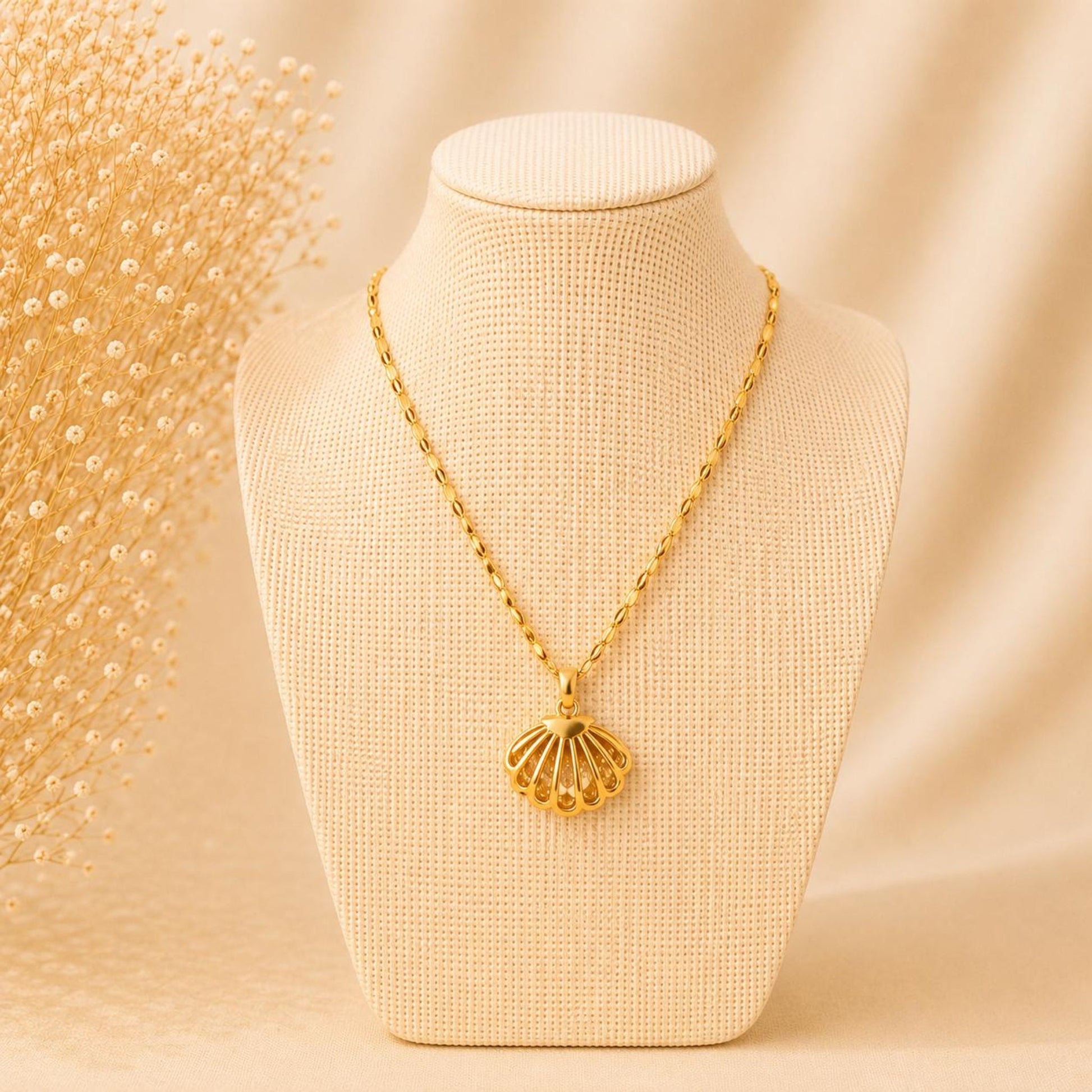 SHELL golden stainless steel necklace with adjustable chain and pendant