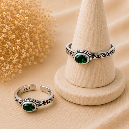 MADISON adjustable 925 sterling silver ring with green gemstone and elegant design