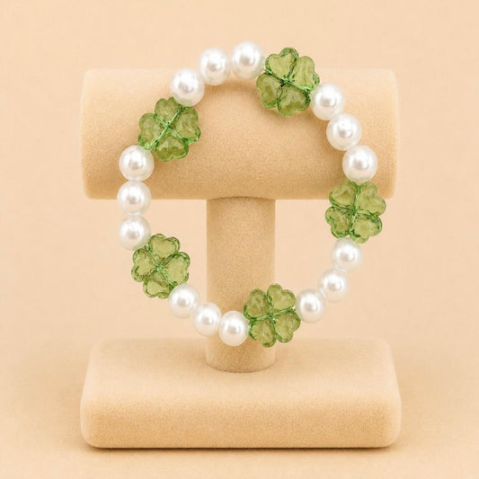 CLOVER PEARL stretch bracelet with white faux pearls and green clover glass beads on elastic band