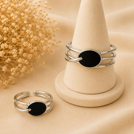 Adjustable 925 sterling silver ring with black gemstone, elegant and timeless design