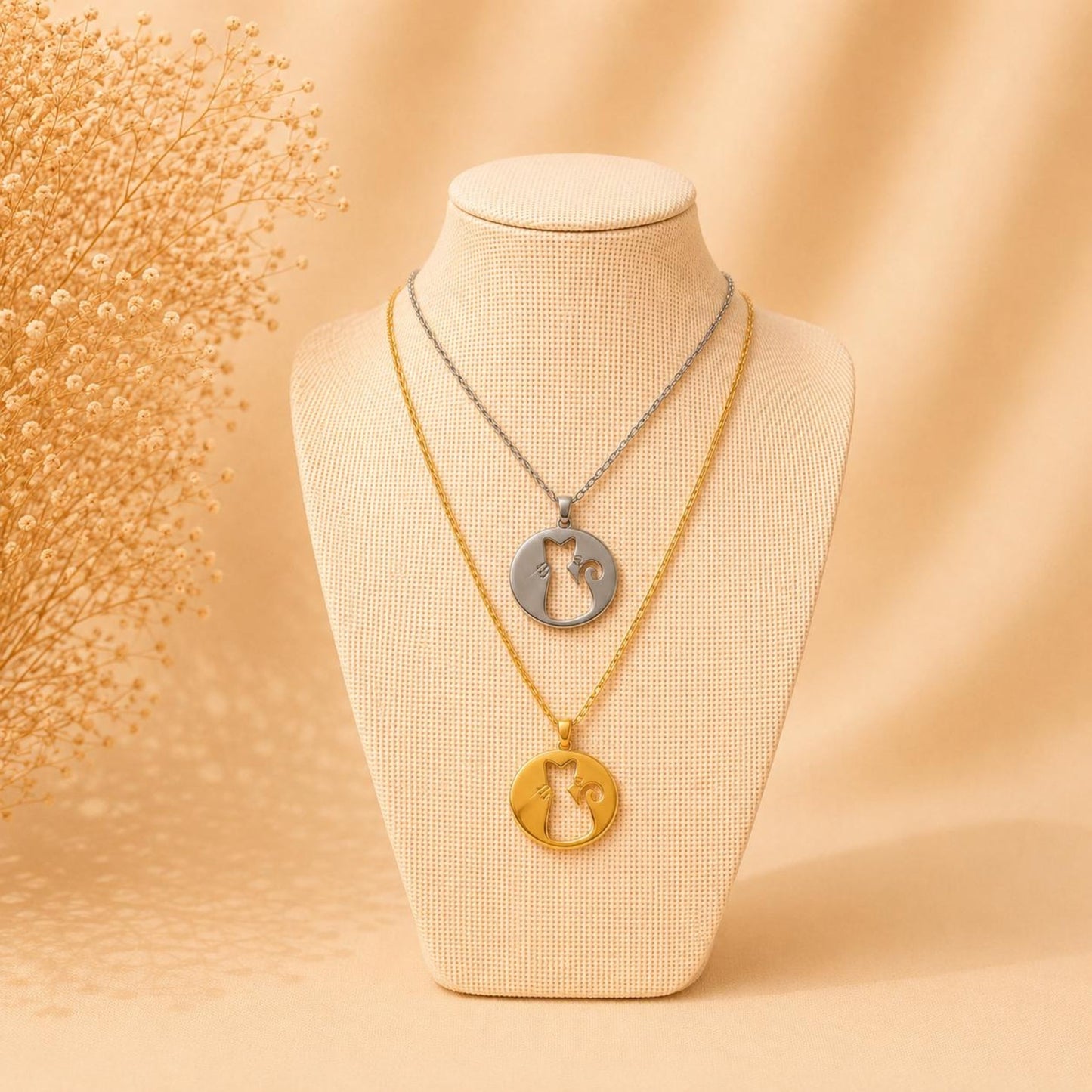 Golden stainless steel necklace with cat pendant, adjustable 50 cm length, trendy and tarnish-free design