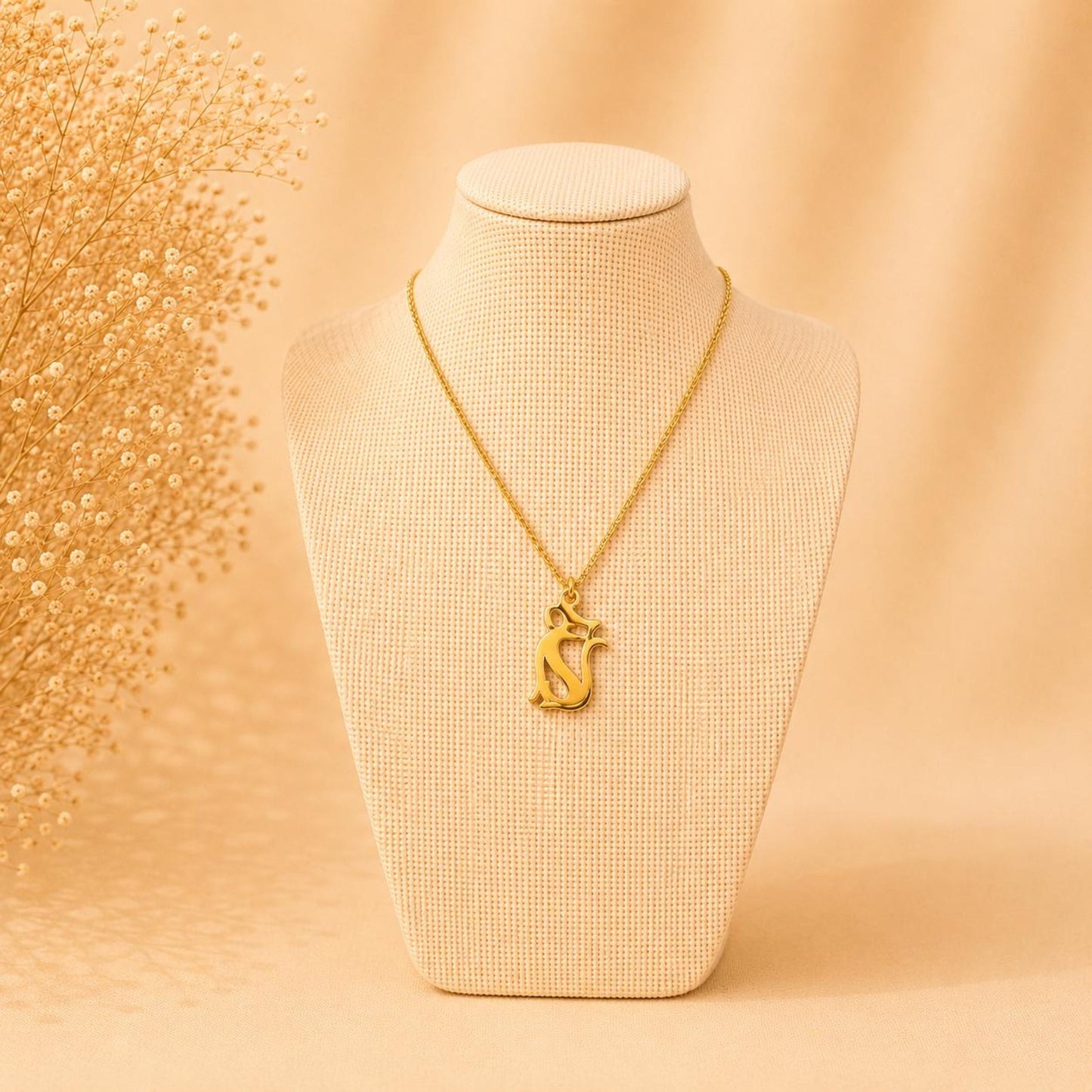 Gold stainless steel necklace with cat silhouette pendant for cat lovers